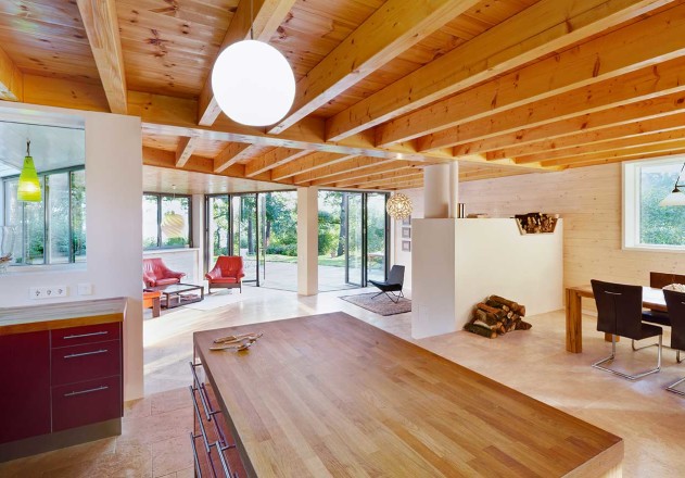 Kleines Holzhaus Mit Walmdach Moderne Einfamilienhauser