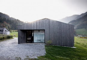 Innauer Matt Architekten Haus für eine Person Low-Budget-Haus schwarz lasiertes Holzhaus